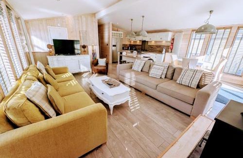 North Walsham Casa | 1 or 2 bedroom Hot tub Lodges