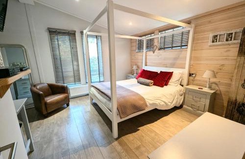North Walsham Casa | 1 or 2 bedroom Hot tub Lodges