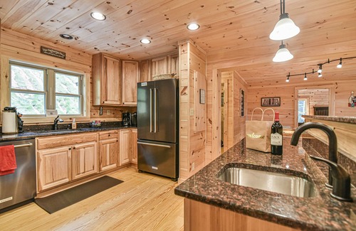 Black Mountain Cabina | #1 PRVT. BLACK-MT. LUX LOG ESTATE. / HOT TUB / GAME RM / PETS / 2 FIRE PL. 6/6.5