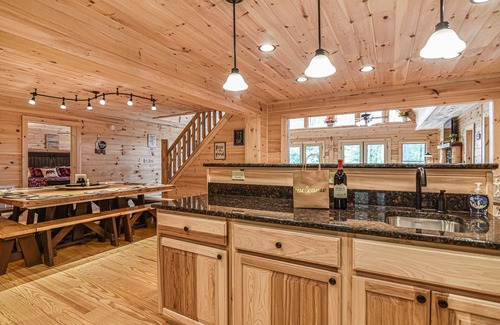 Black Mountain Cabina | #1 PRVT. BLACK-MT. LUX LOG ESTATE. / HOT TUB / GAME RM / PETS / 2 FIRE PL. 6/6.5