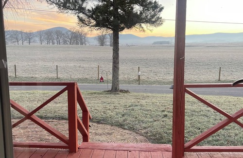 Tazewell Casa | 1 Queen Bedroom, 1 Bath, 2 Extra twin Beds, Beautiful mountain view from Porch.