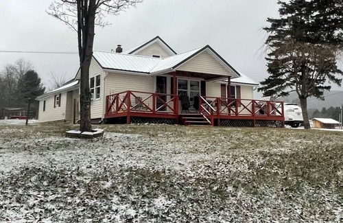 Tazewell Casa | 1 Queen Bedroom, 1 Bath, 2 Extra twin Beds, Beautiful mountain view from Porch.