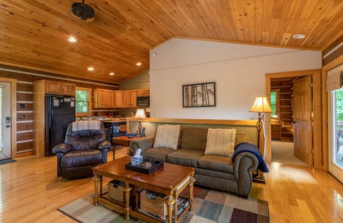 Todd Cabina | 1 Relaxing Place - Quaint cottage, great mountain view, hot tub, and fire pit! Private!
