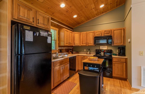 Todd Cabina | 1 Relaxing Place - Quaint cottage, great mountain view, hot tub, and fire pit! Private!