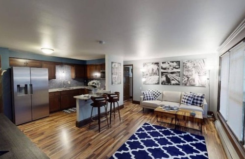 Green Bay Apartamento | #1 Ritchie's Titletown Suites: Northwoods Glam