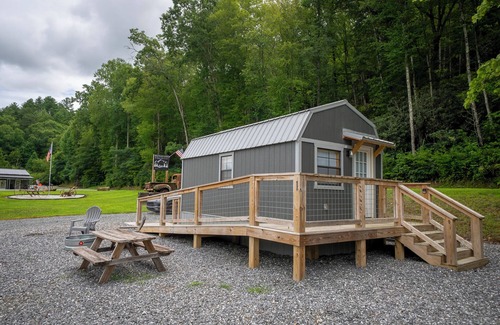 Robbinsville Cabina | 1 Room Cabin- " The Farm House"