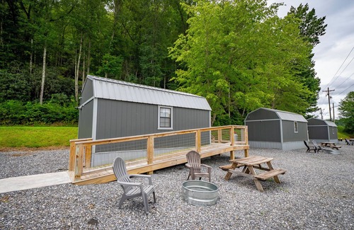 Robbinsville Cabina | 1 Room Cabin- " The Farm House"