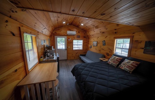 Robbinsville Cabina | 1 Room Cabin- " The Garage"