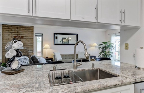Sacramento Casa | #1 - Room in a beautiful house with pool.