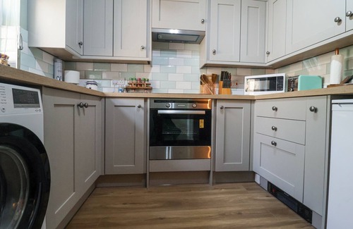 Lowestoft Cabaña | 1 RUMSBY COTTAGES, pet friendly, with open fire in Kessingland