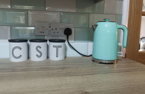 Lowestoft Cabaña | 1 RUMSBY COTTAGES, pet friendly, with open fire in Kessingland