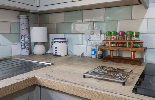 Lowestoft Cabaña | 1 RUMSBY COTTAGES, pet friendly, with open fire in Kessingland