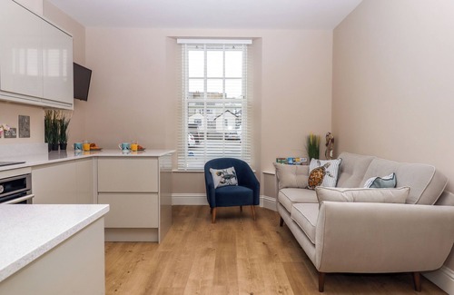 Teignmouth Cabaña | 1 SEA OTTER HOUSE, pet friendly in Teignmouth