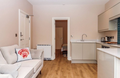 Teignmouth Cabaña | 1 SEA OTTER HOUSE, pet friendly in Teignmouth