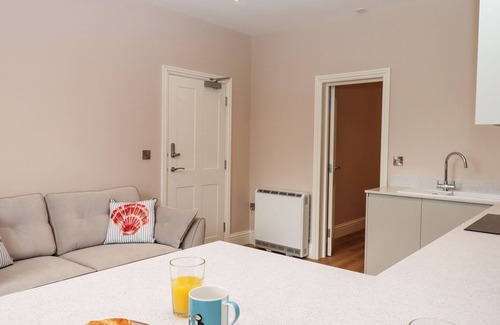 Teignmouth Cabaña | 1 SEA OTTER HOUSE, pet friendly in Teignmouth