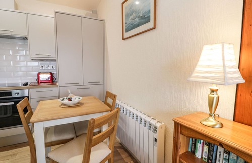 Borth-y-Gest Casa | 1 SOUTH SNOWDON WHARF, country holiday cottage in Porthmadog