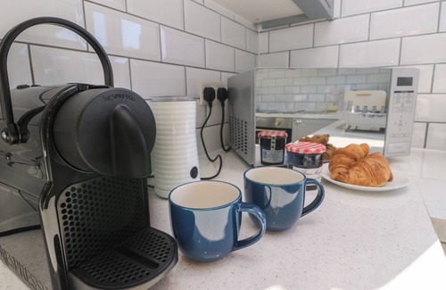 Freshwater Cabaña | 1 STAR COTTAGES, pet friendly, with a garden in Freshwater
