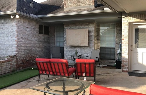 Barker Casa | 1-story 3 Bedroom in Peaceful Jersey Village Neighborhood