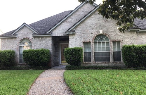 Barker Casa | 1-story 3 Bedroom in Peaceful Jersey Village Neighborhood