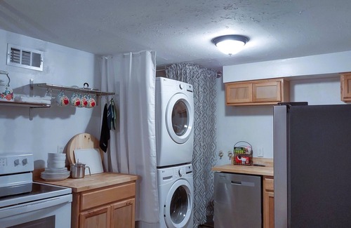 Twinsburg Casa | 1-Story Cute Home, Fast WiFi, Close 2 Cuyahoga National Park, Infant/Toddler Bed