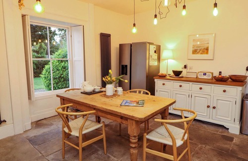 Silverdale Cabaña | 1 THE GREEN, pet friendly, country holiday cottage in Silverdale