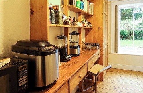 Silverdale Cabaña | 1 THE GREEN, pet friendly, country holiday cottage in Silverdale