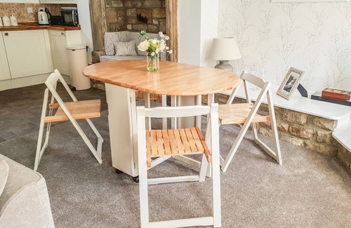 Barnard Castle Cabaña | 1 THE RIVERSIDE, pet friendly in Barnard Castle
