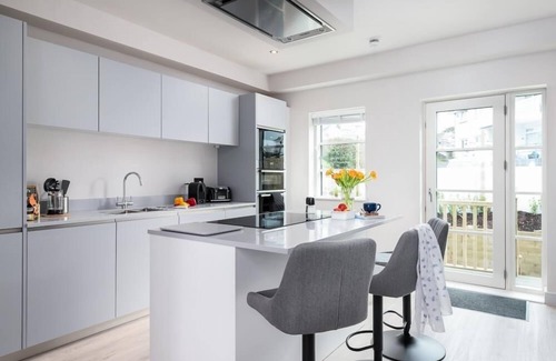 Porth Casa | 1 The Strand is a contemporary house sleeping nine guests across four bedrooms