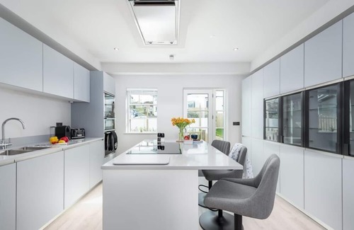 Porth Casa | 1 The Strand is a contemporary house sleeping nine guests across four bedrooms