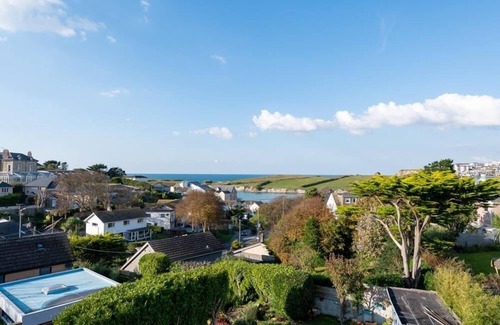 Porth Casa | 1 The Strand is a contemporary house sleeping nine guests across four bedrooms