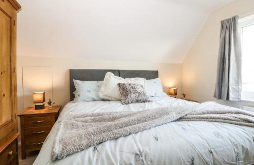 Arnold Casa | 1 Woodhouse Cottages