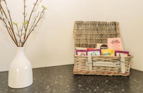 Arnold Casa | 1 Woodhouse Cottages