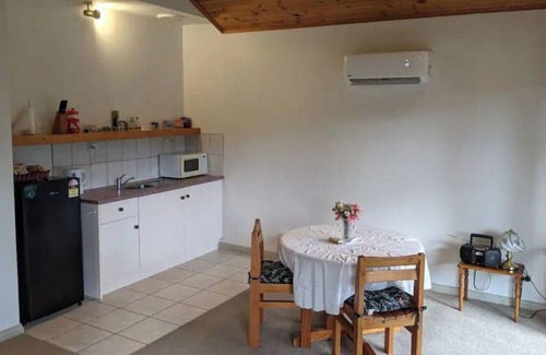 East Warburton Cabaña | 1 x Queen Bedroom Cottage with Spa