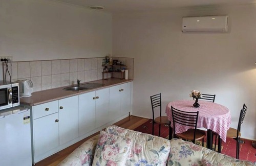 East Warburton Cabaña | 1 x Queen Bedroom Cottage with Spa