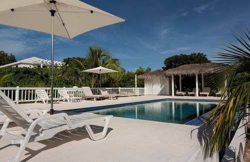 Governor's Harbour Casa | Propiedad privada de 10 acres frente al mar con piscina climatizada, cancha de tenis, paseo a Tippys