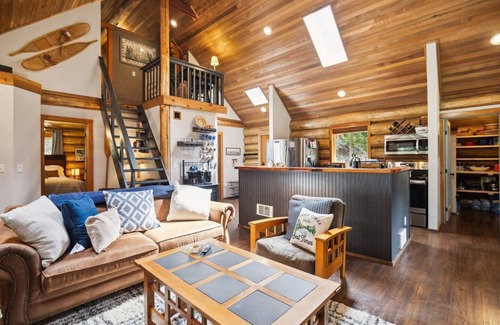 Hoodsport Cabina | 10-Acre Pvt Retreat! Hot Tub & FirePit, Lk Access