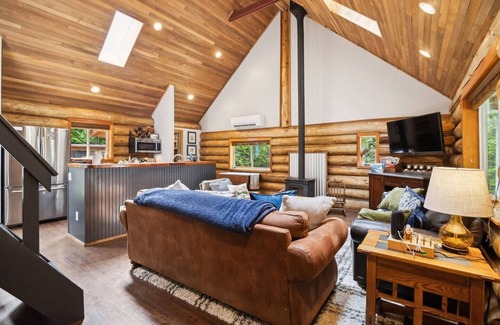 Hoodsport Cabina | 10-Acre Pvt Retreat! Hot Tub & FirePit, Lk Access