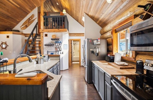 Hoodsport Cabina | 10-Acre Pvt Retreat! Hot Tub & FirePit, Lk Access