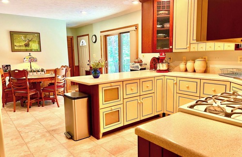 Manistee Casa | 10 acres of woodland PRIVACY: charming 3-bedroom home by Manistee w/ WiFi, AC
