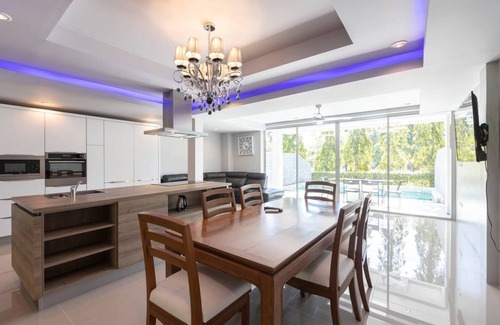 Kathu Casa | 10 habitaciones para 28 personas, 2 piscinas privadas. 7km de la playa de Patong