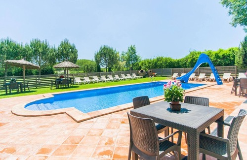 Sils Villa | 10 Habitaciones|33personas|Pista de Tennis, Campo de Fútbol, BBQ|45min de BCN