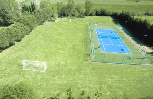 Sils Villa | 10 Habitaciones|33personas|Pista de Tennis, Campo de Fútbol, BBQ|45min de BCN