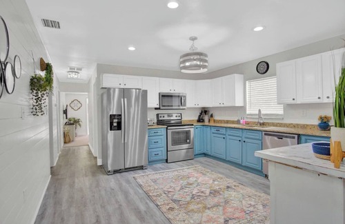 Riverside Heights Casa | 10 beds! Large home for groups & multiple families! PETS OK!