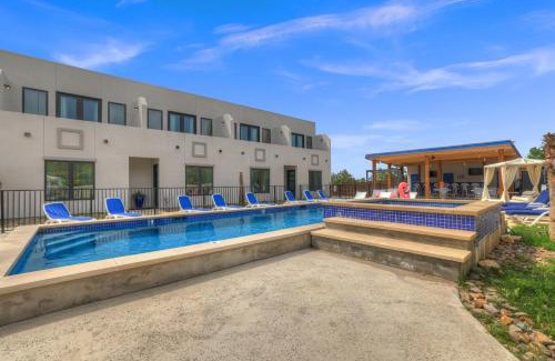 Johnson City Casa | 10-Coco Chanel-2nd Floor-Pool View