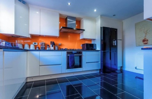 Milton Keynes Casa | 10 Guests - 5 Bedrooms - Free Parking - Lux House