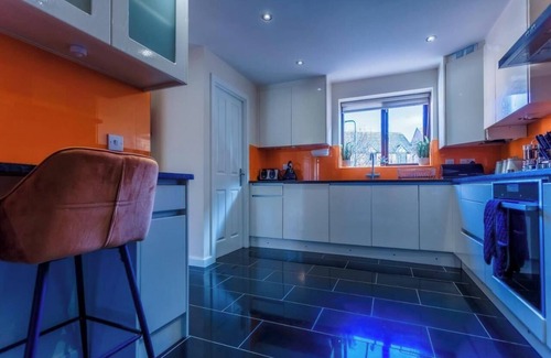Milton Keynes Casa | 10 Guests - 5 Bedrooms - Free Parking - Lux House