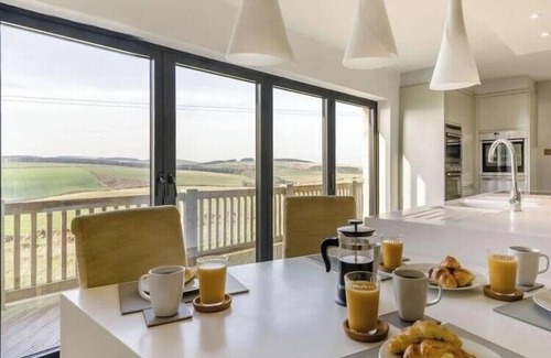 Heriot Cabaña | 5 Bed House -Sleeps 10- Hot Tub - Garden - Parking