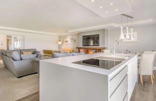 Heriot Cabaña | 5 Bed House -Sleeps 10- Hot Tub - Garden - Parking