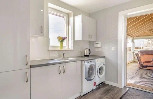 Heriot Cabaña | 5 Bed House -Sleeps 10- Hot Tub - Garden - Parking