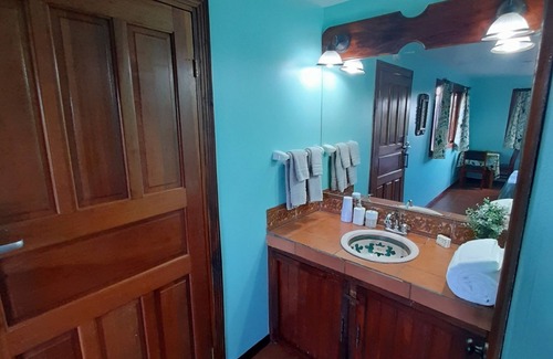 San Isidro Apartamento | 10 km's From SJO Airport In the Cool Hills of the Central Valley!